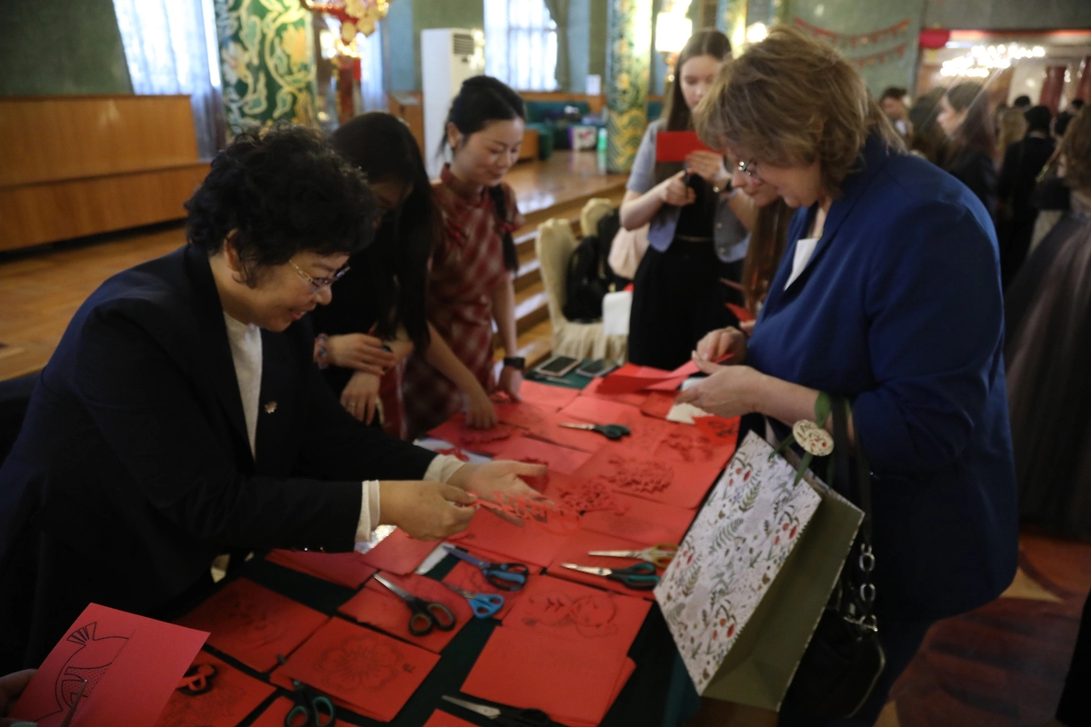 В китайском посольстве в Москве прошёл день открытых дверей. Фото © Life.ru