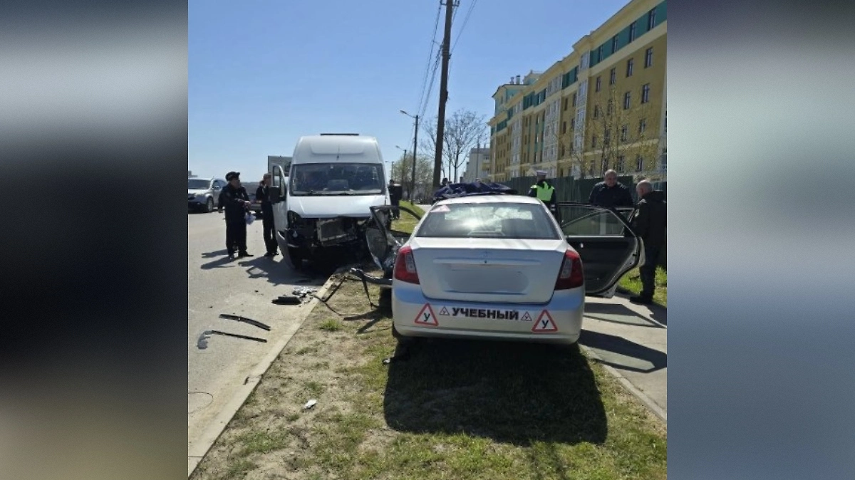Семь человек пострадали при столкновении маршрутного автобуса и учебного автомобиля в Керчи. Фото © Telegram / МВД Крым 