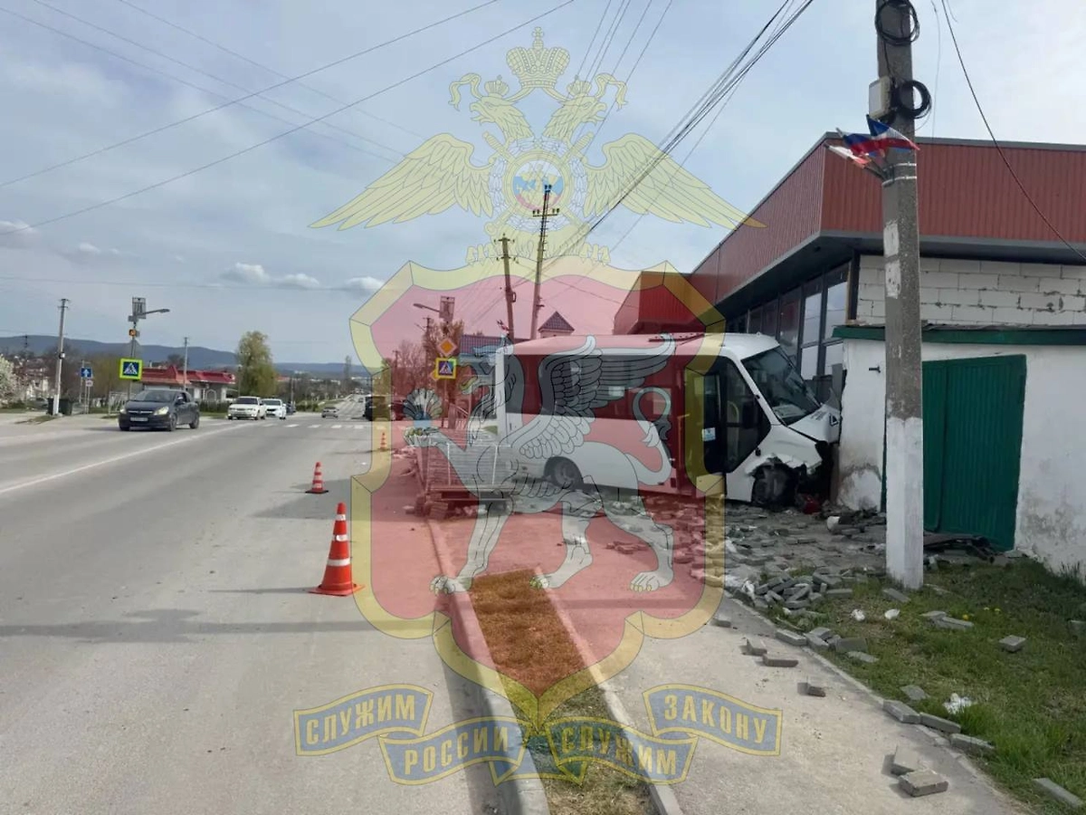 В Крыму автобус въехал в ограждение дома. Фото © Telegram / МВД Крым 