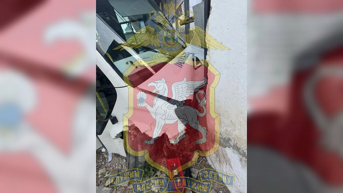 В Крыму автобус въехал в ограждение дома. Фото © Telegram / МВД Крым 