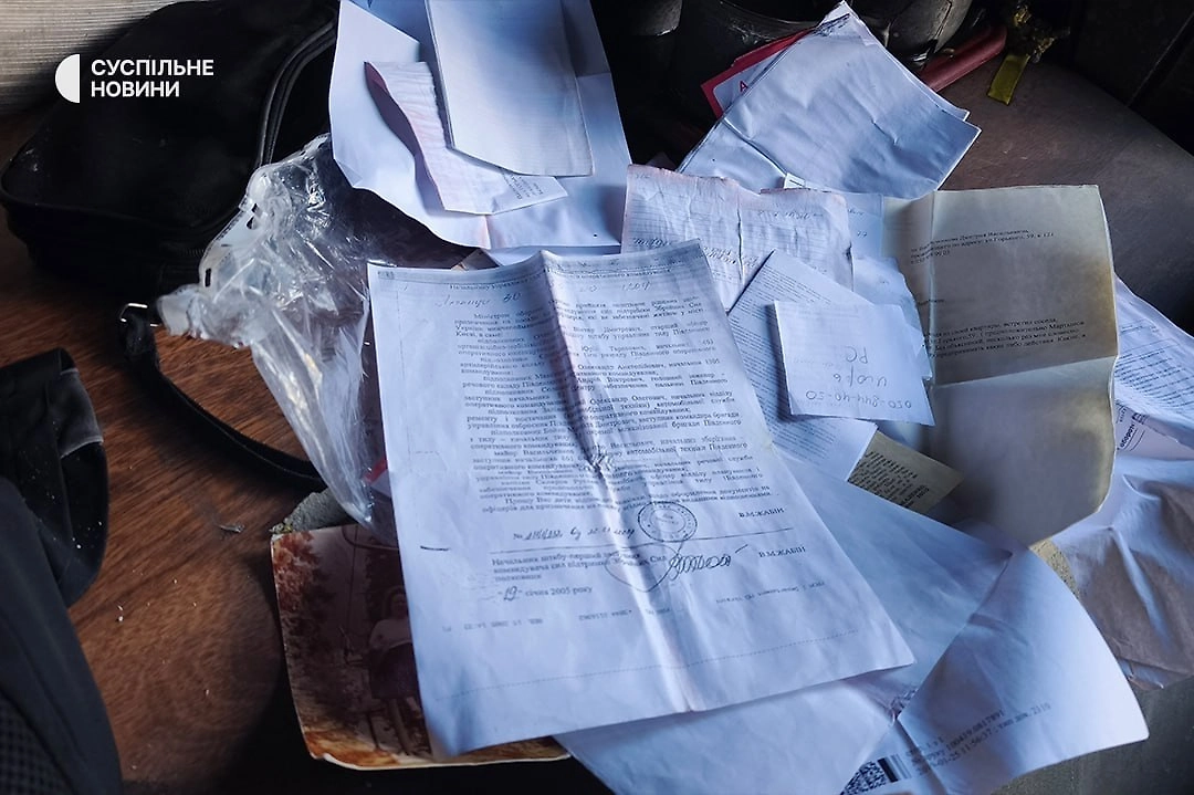 Уцелевшие бумаги из квартиры убийцы. Фото © Общественное. Новости