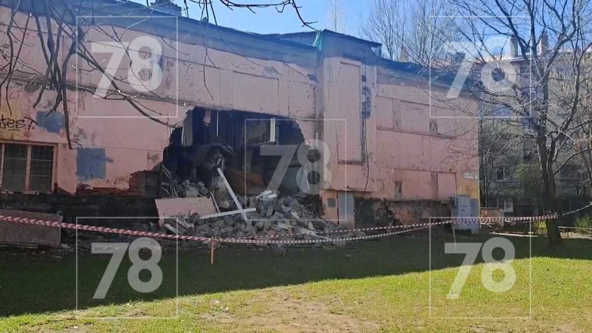 В Выборгском районе Петербурга обрушилась стена исторического здания детского сада. Фото © 78.ru