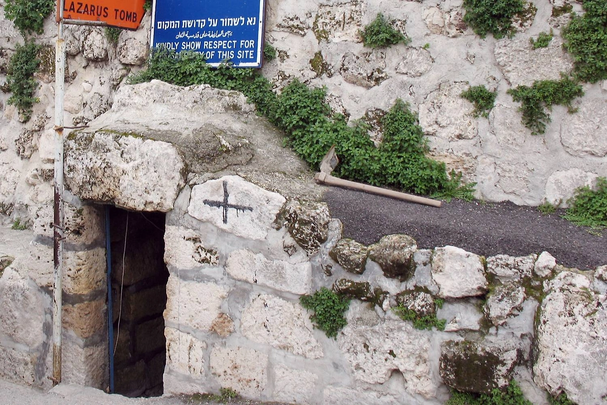 Лазарева суббота 2026: история праздника, традиции и запреты на 4 апреля. Вход в гробницу Лазаря в Вифании. Фото © Wikipedia / Marion Doss