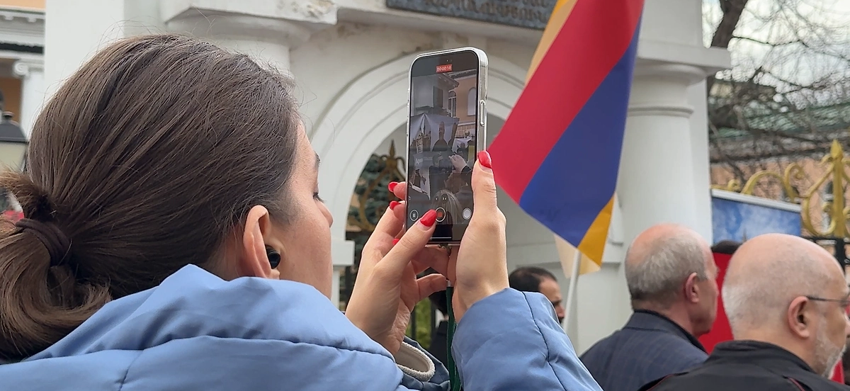 Десятки человек собрались на митинг к посольству Армении. Видео © Life.ru