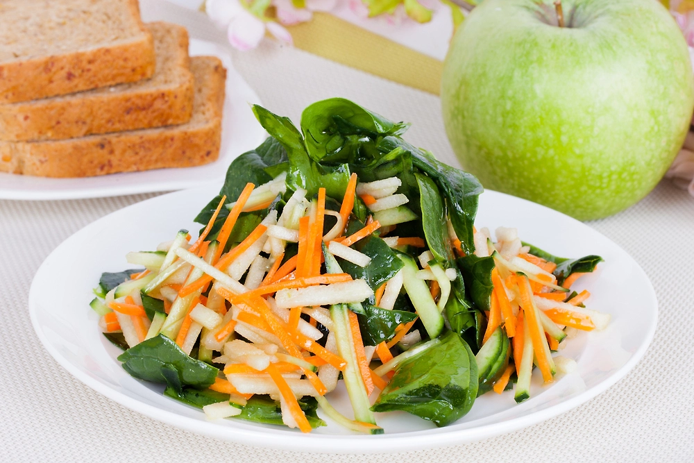 Рецепт салата «Витаминный». Фото ©&nbsp;Shutterstock / FOTODOM / Ekaterina Bratova