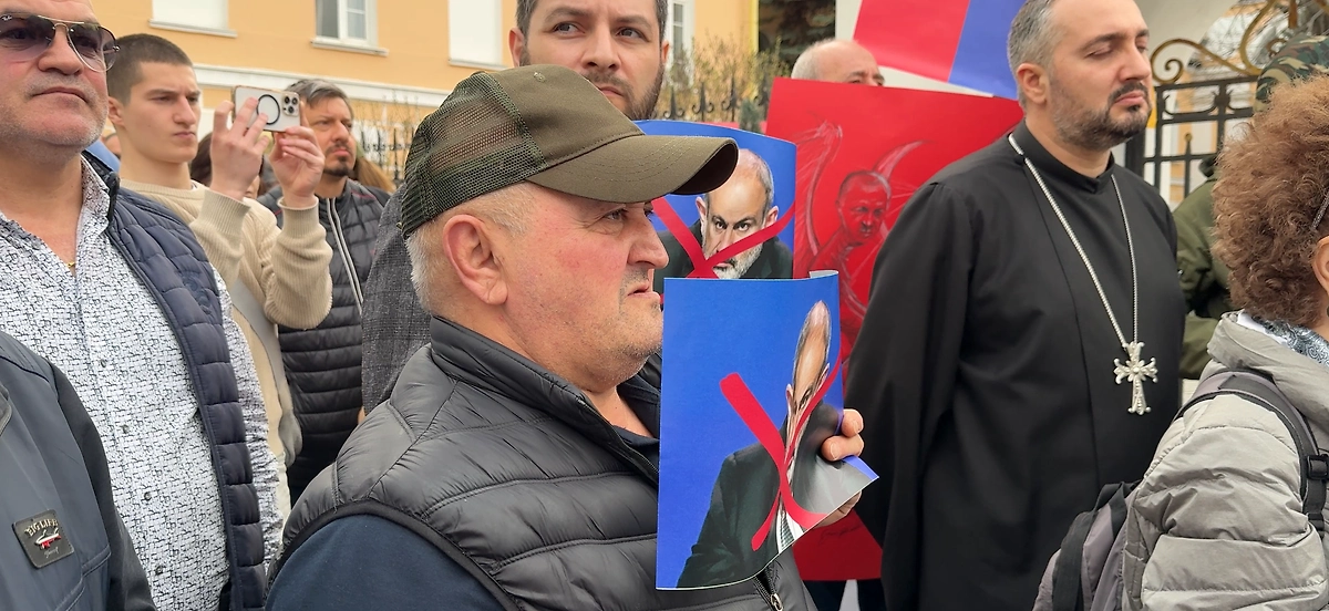 Десятки человек собрались на митинг к посольству Армении. Видео © Life.ru