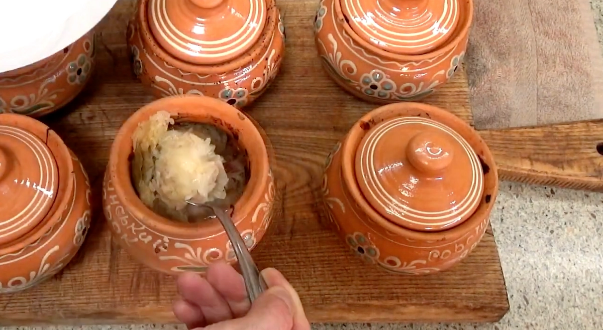 Рецепт горшочка с капустой. Фото © Youtube / Food That