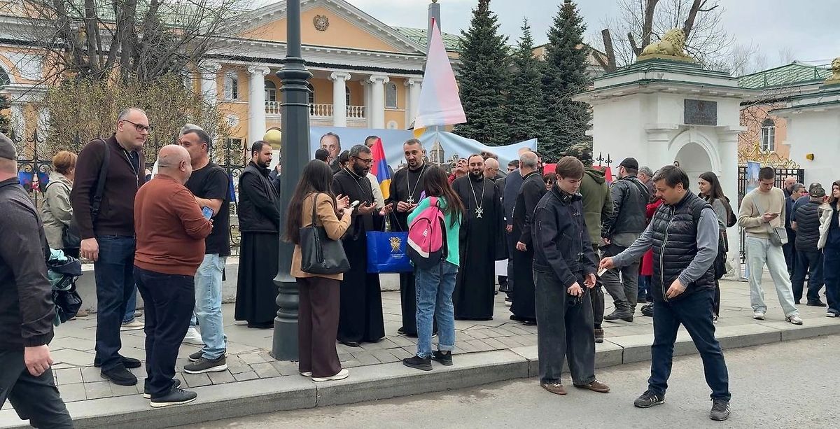 Десятки человек собрались на митинг к посольству Армении. Видео © Life.ru