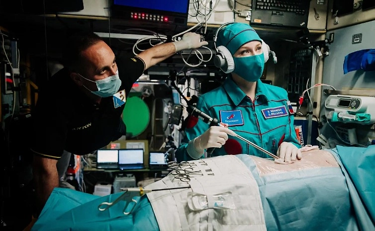 Юлия Пересильд ради съёмок фильма действительно летала в космос. Фото&nbsp;©&nbsp;Кадр из фильма «Вызов», режиссёр Клим Шипенко, сценарист&nbsp; Клим Шипенко, Бакур Бакурадзе, Иван Заморов / Kinopoisk