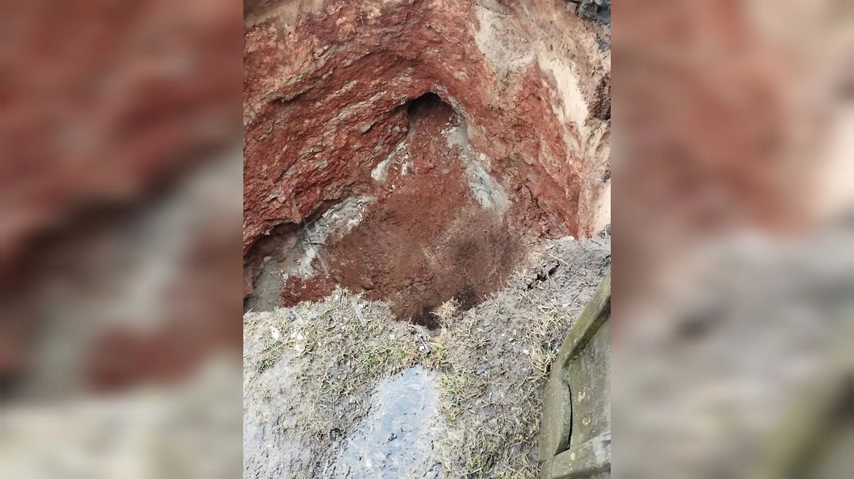 У дома в нижегородском селе образовался карстовый провал. Фото © VK / НАВАШИНО