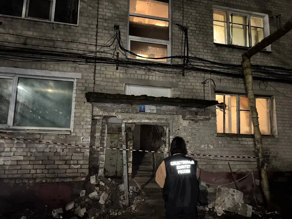 В Саратове возбудили дело после обрушения подъезда пятиэтажного дома. Фото © Telegram / Следком 64
