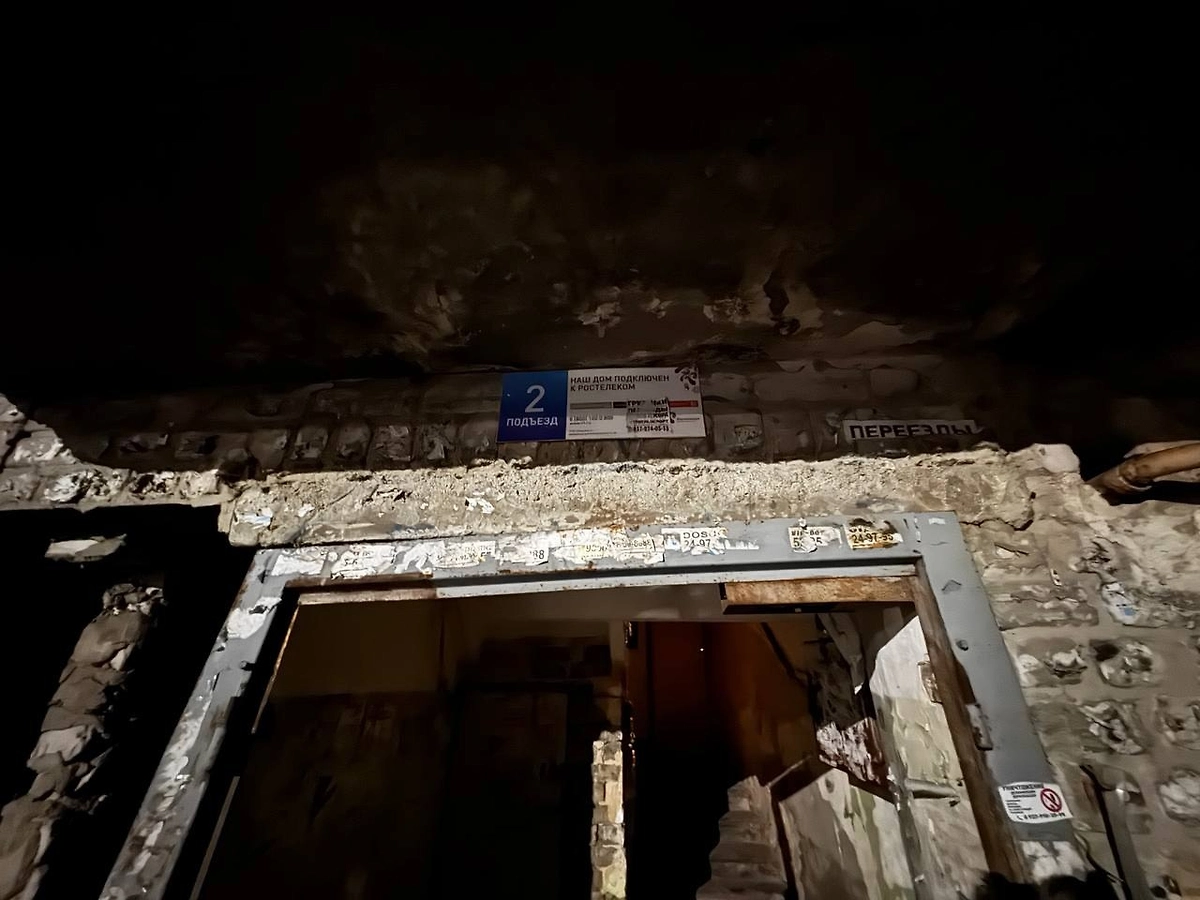 В Саратове возбудили дело после обрушения подъезда пятиэтажного дома. Фото © Telegram / Прокуратура Саратовской области