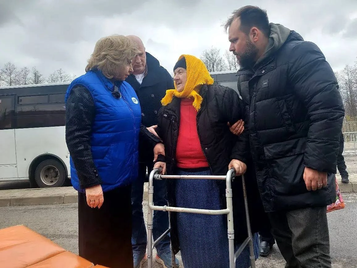 Семь жителей Курской области возвращены из украинского плена. Фото © Telegram / Александр Хинштейн