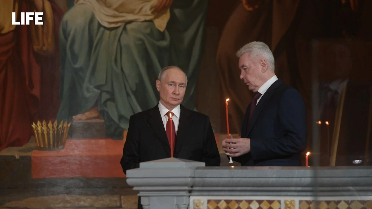 Ночная пасхальная служба в храме Христа Спасителя. Обложка © Life.ru / Павел Баранов