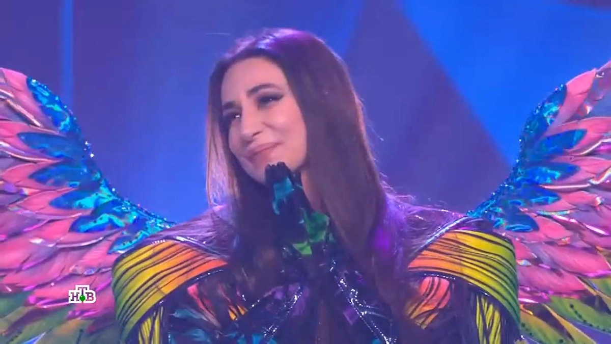 В шоу «Маска-7» в 10-й серии маску сняла Колибри. Под ней скрывалась народная артистка и знаменитая певица. Фото © Ntv.ru