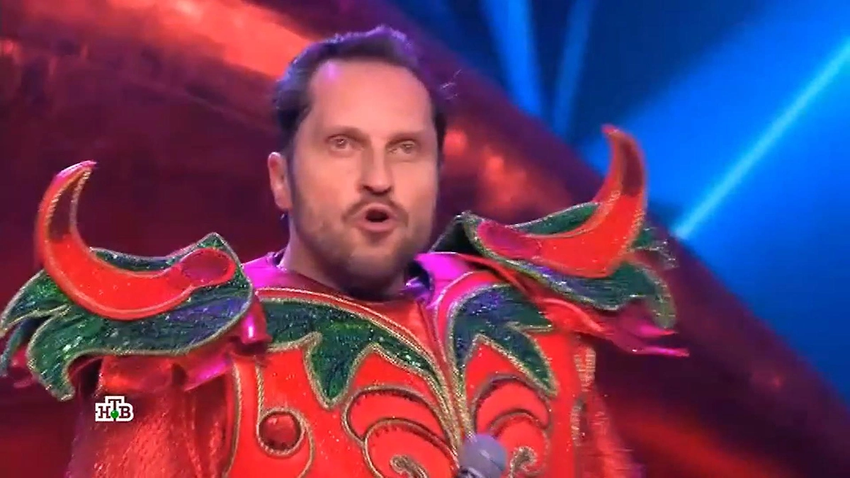 Жюри сняло маску с Помидора в 10-й серии шоу «Маска-7» и не угадали, что там был Александр Ревва. Фото © Ntv.ru