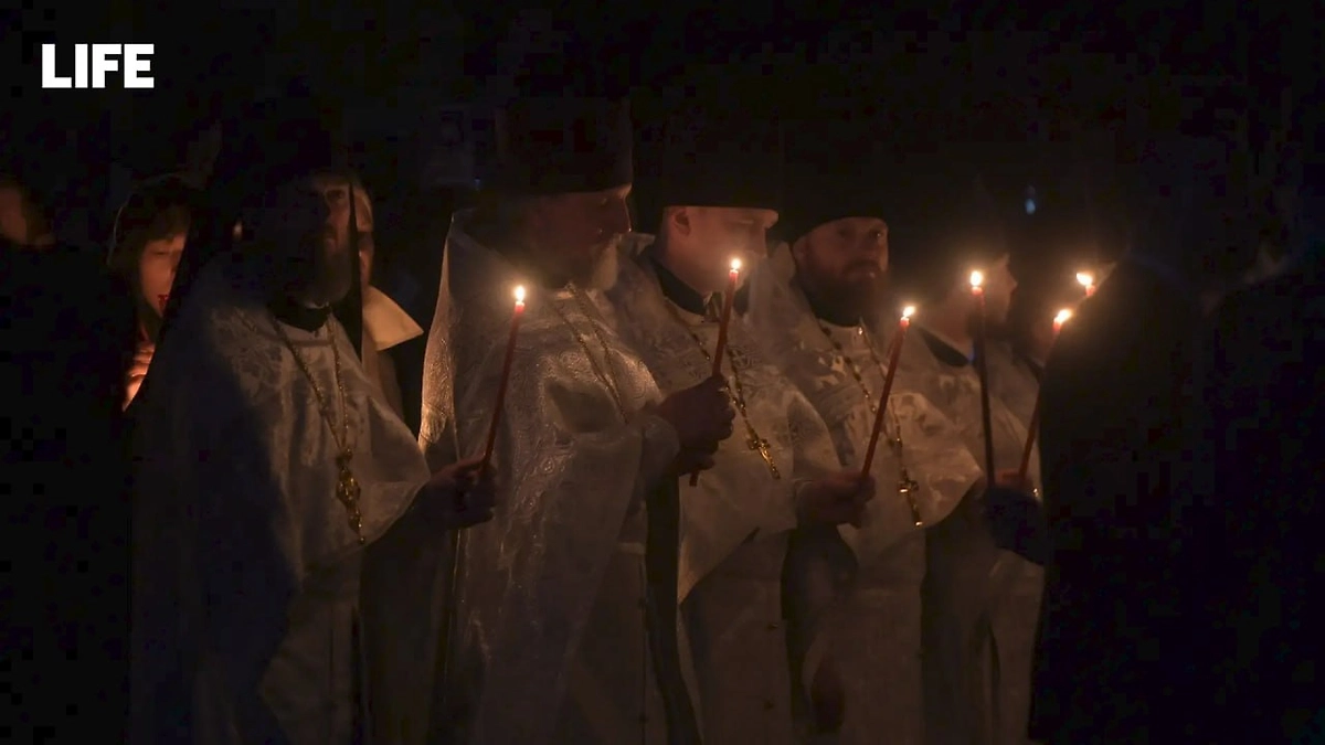 Ночная пасхальная служба в храме Христа Спасителя. Обложка © Life.ru / Павел Баранов
