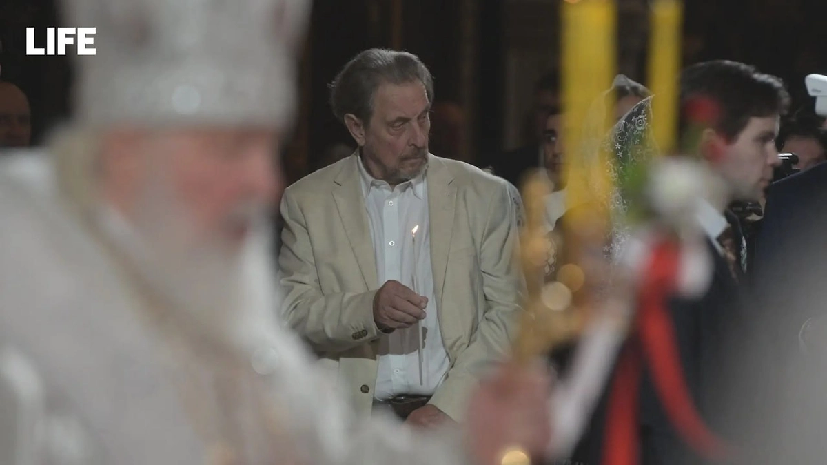 Ночная пасхальная служба в храме Христа Спасителя. Обложка © Life.ru / Павел Баранов