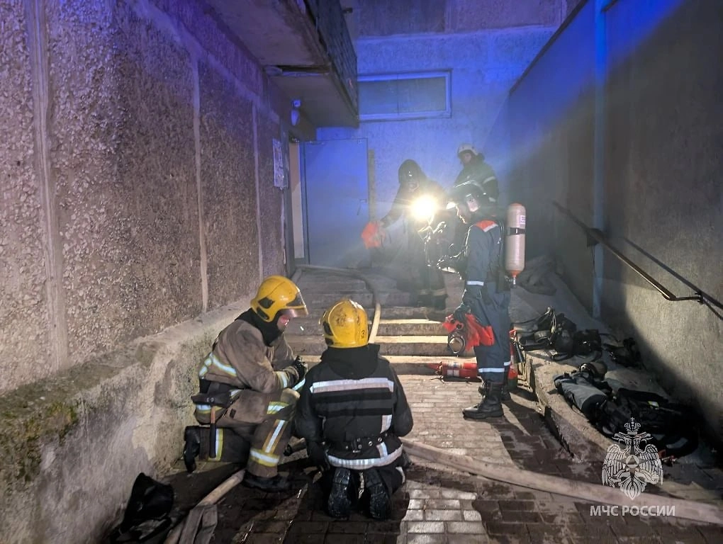 Работа спасателей на месте пожара в Калининграде. Фото © Telegram / МЧС Калининградской области