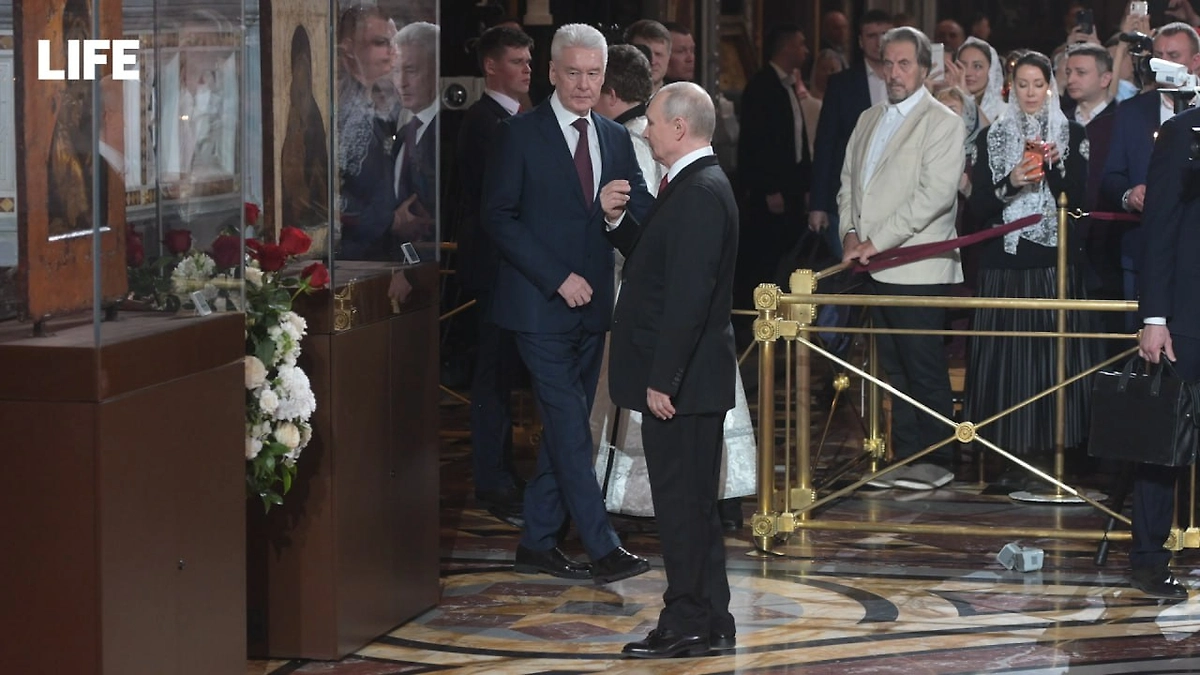 Ночная пасхальная служба в храме Христа Спасителя. Обложка © Life.ru / Павел Баранов