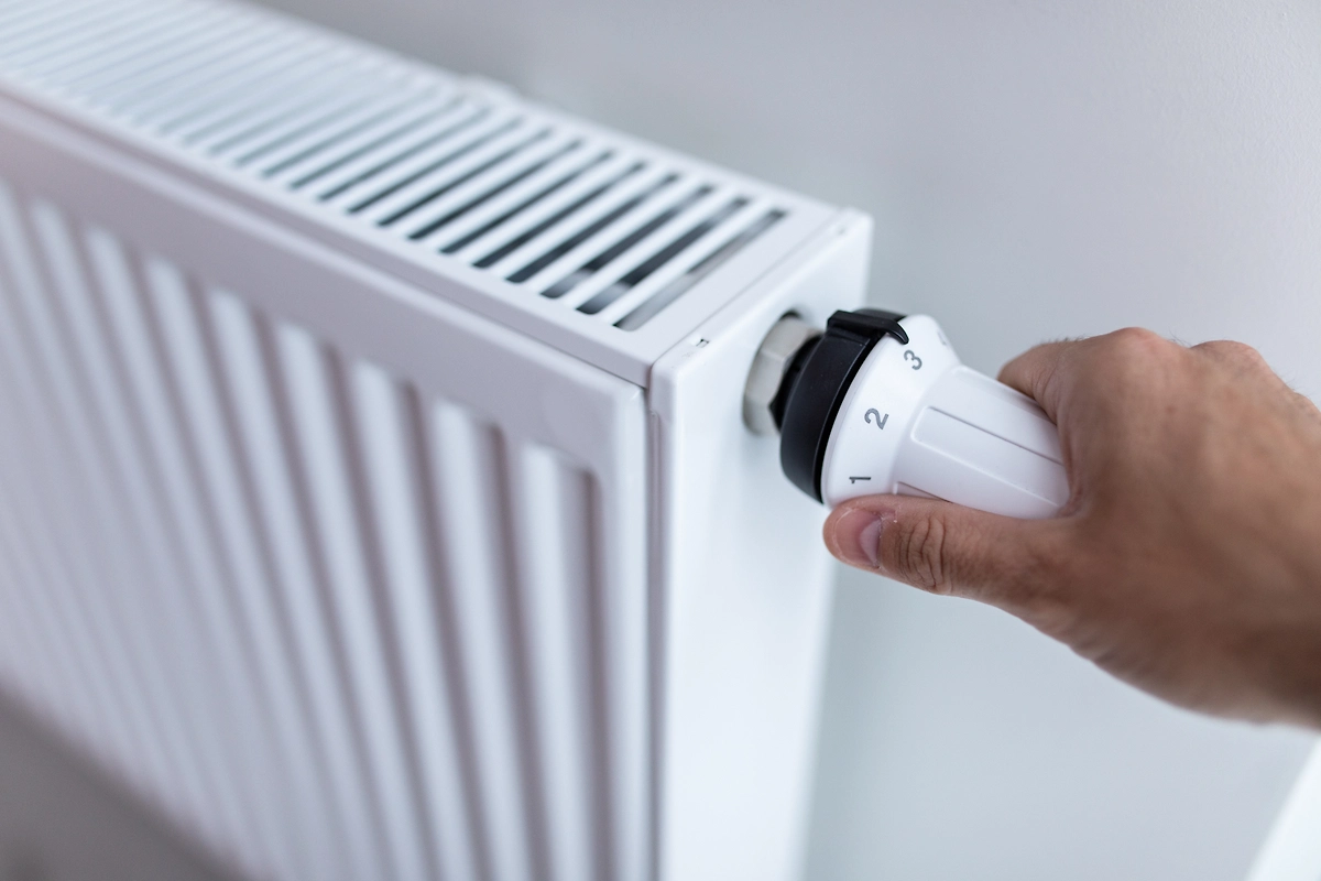 Что делать, если не отключают отопление вовремя. Фото © Shutterstock / FOTODOM / F8 studio