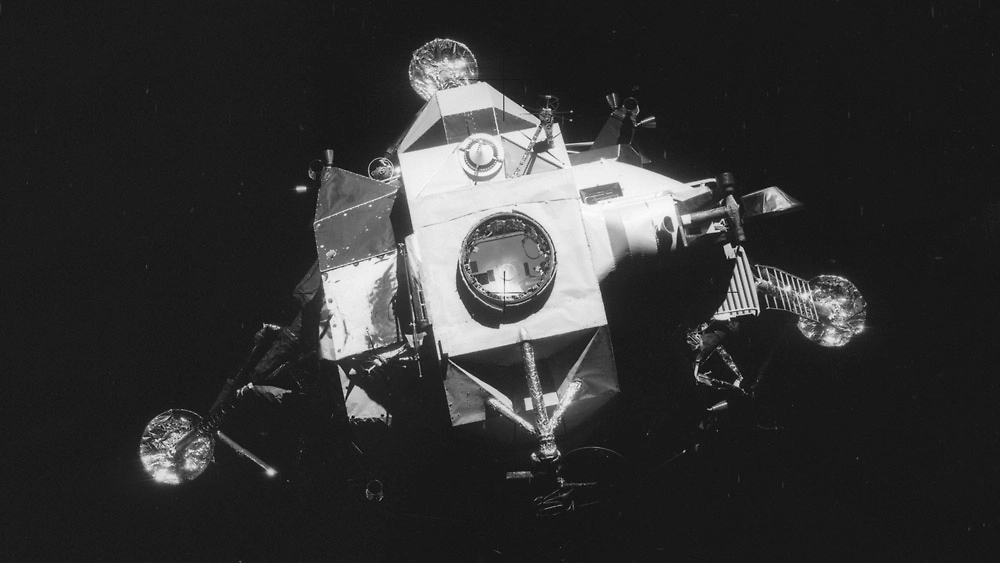 «Аполлон-13»: как астронавты спаслись благодаря картону и скотчу? И что вообще послужило причиной аварии? Лунный модуль «Аполлона-13» после его отстрела. Фото ©&nbsp;Wikipedia / Project Apollo Archive