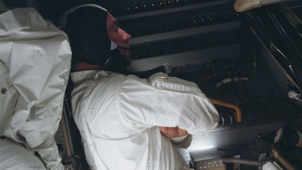 Как экипаж «Аполлона-13» выжил в космосе благодаря скотчу? Ловелл пытается заснуть в холодном лунном модуле. Фото ©&nbsp;Wikipedia / Jack Swigert / NASA