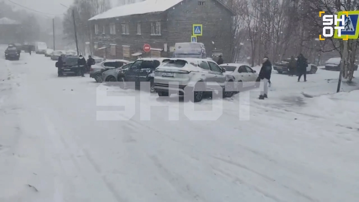 В одном из районов региона в ДТП попали 15 автомобилей. Фото © Telegram / SHOT
