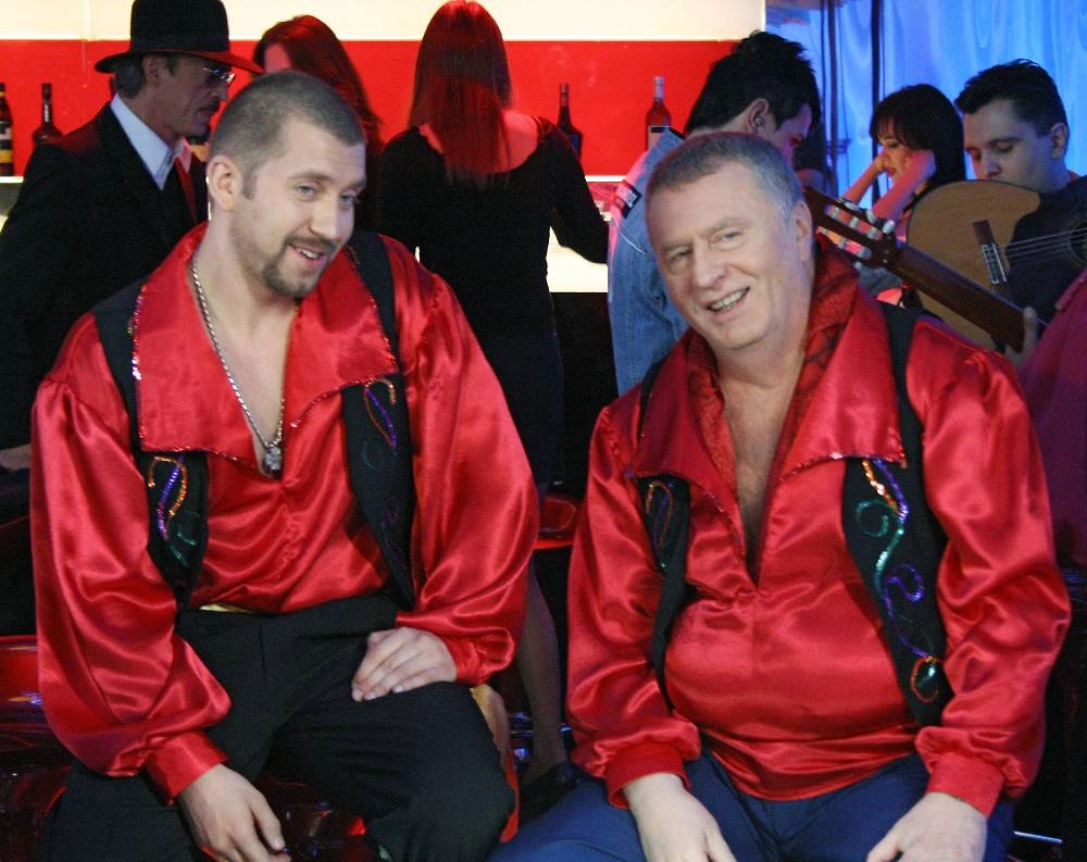 Певец Серёга и лидер ЛДПР Владимир Жириновский (слева направо) во время съёмок шоу Первого канала «Две звезды». Фото © ТАСС / ИТАР-ТАСС