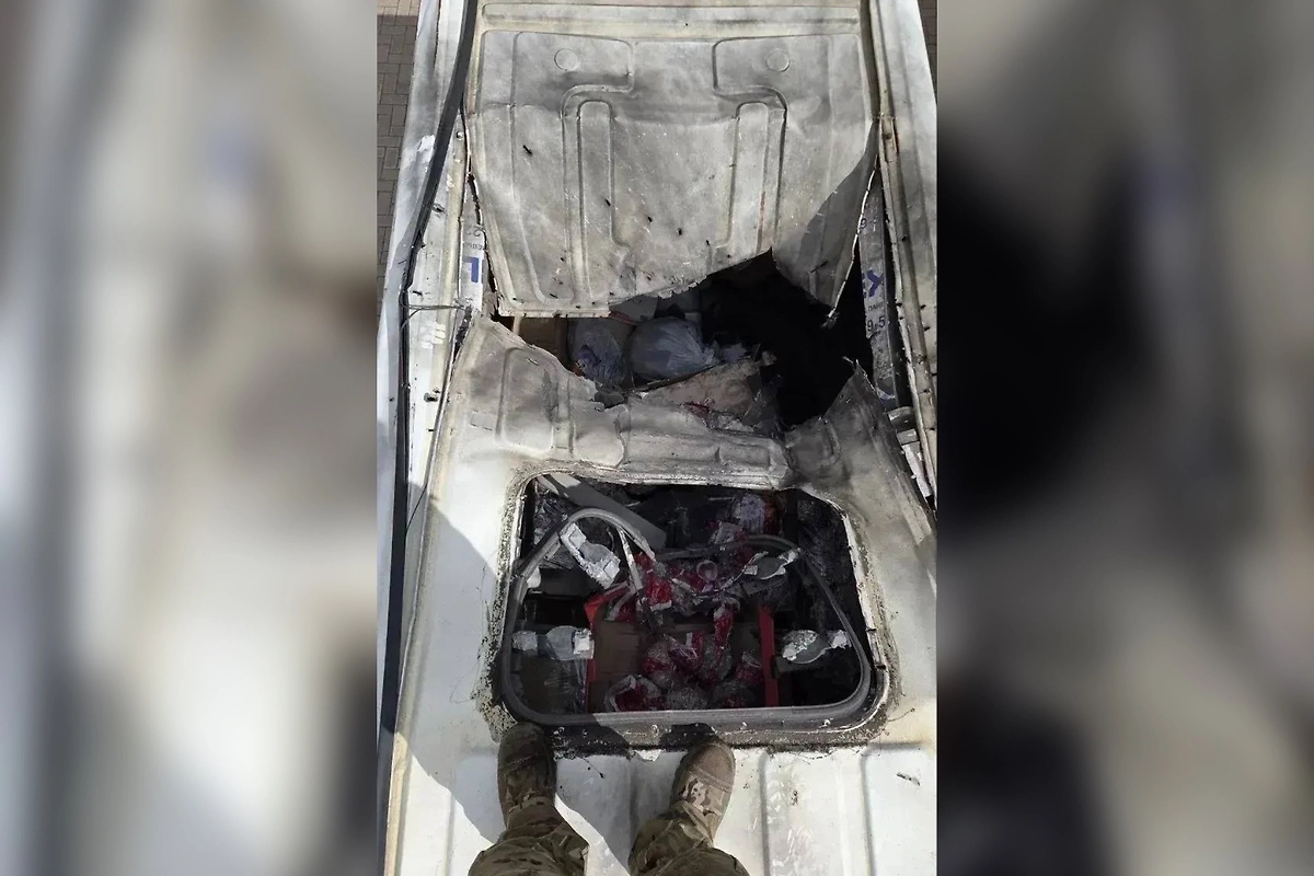 Пострадавшая при налёте БПЛА на волонтёров из Севастополя машина. Фото © Telegram / Гуманитарная миссия Севастополя