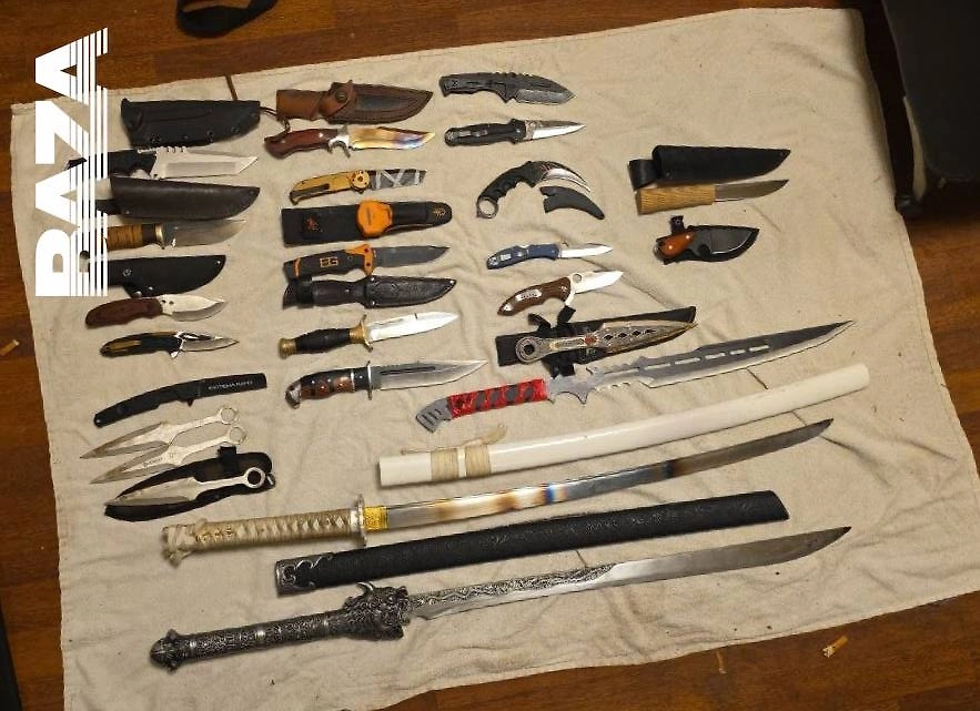 Коллекция холодного оружия убийцы. Фото © Telegram / Baza