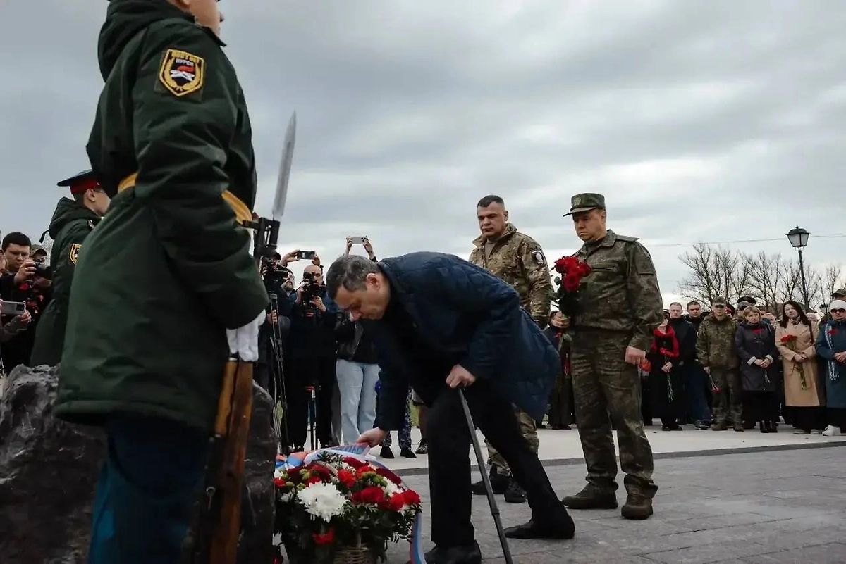 В Курской области почтили память погибших в годовщину освобождения от ВСУ. Фото © Telegram / Александр Хинштейн