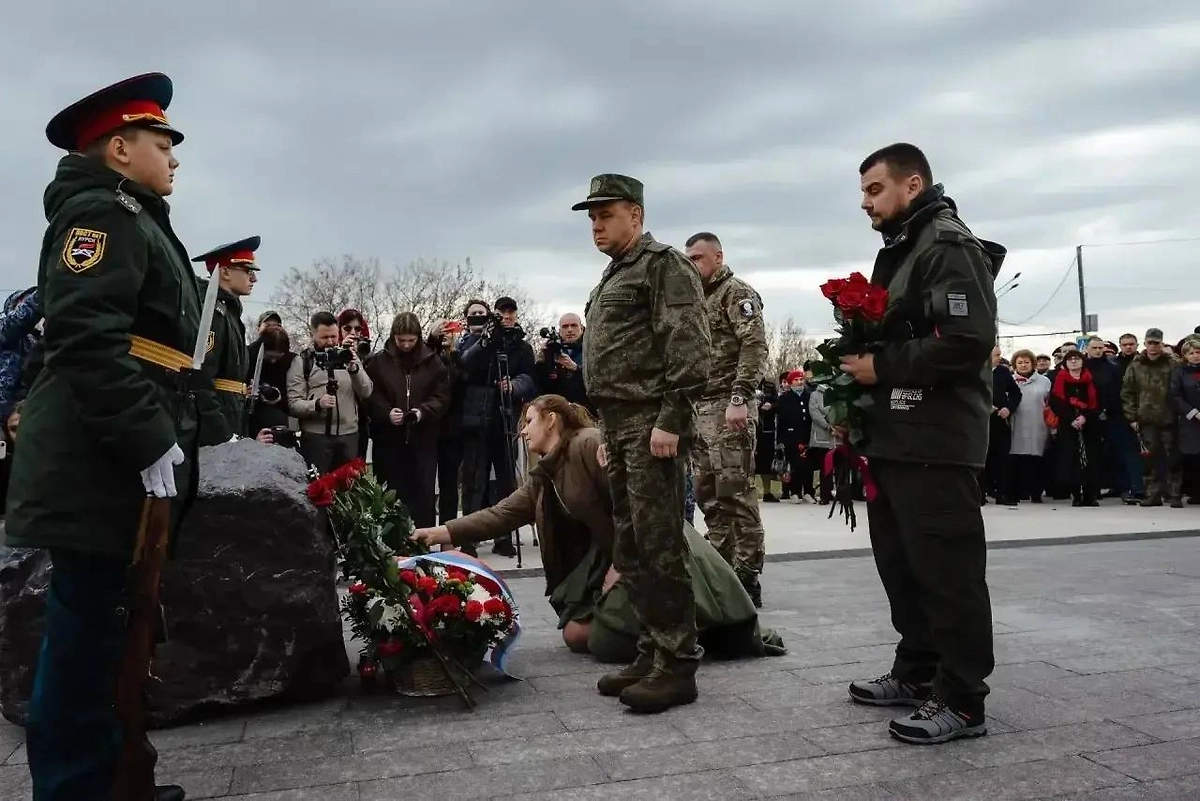 В Курской области почтили память погибших в годовщину освобождения от ВСУ. Фото © Telegram / Александр Хинштейн