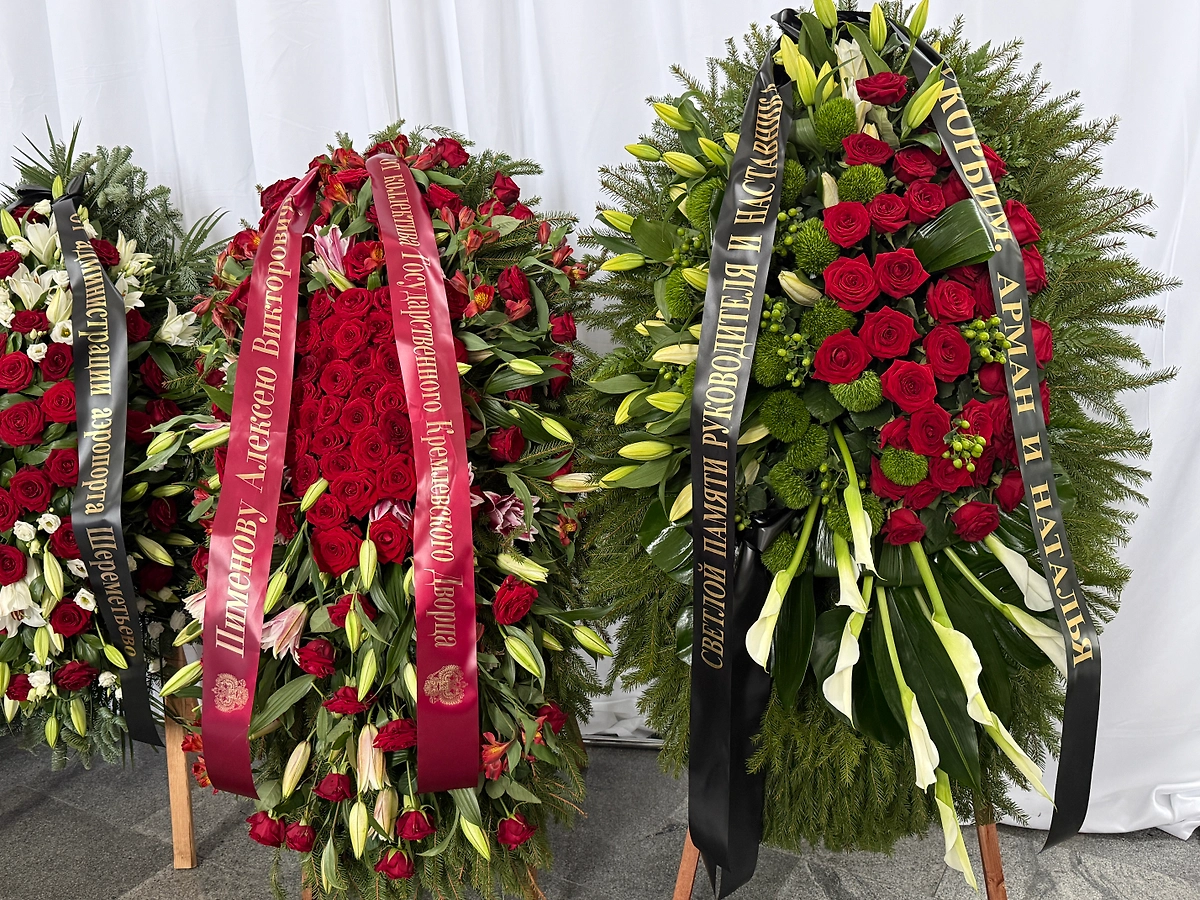 Венки на церемонии прощания. Фото © Life.ru