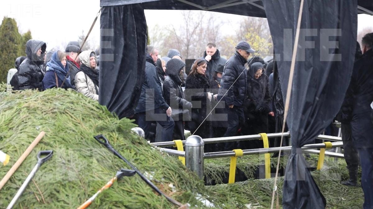 Люди оплакивают скончавшегося телеведущего. Фото © Life.ru