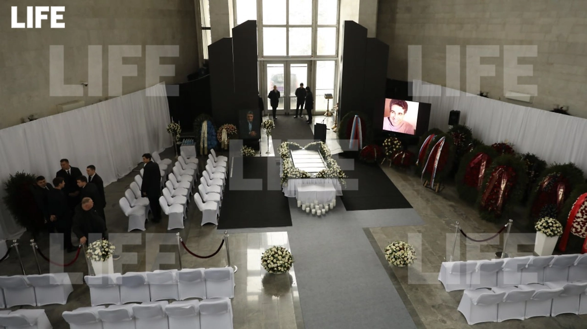 Телеведущего Алексея Пиманова похоронили на Троекуровском кладбище. Фото © Life.ru