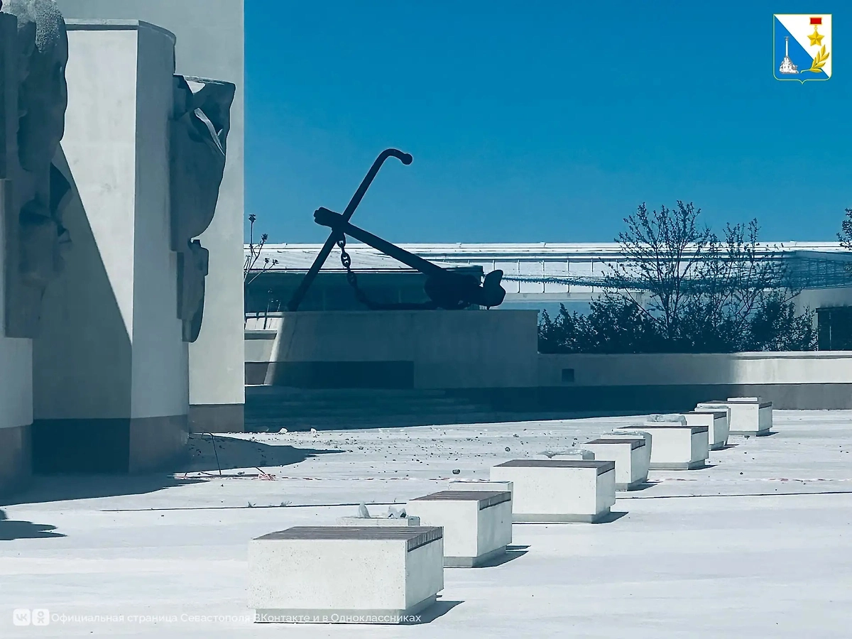 Последствия прилёта у подножия обелиска. Фото ©  MAX / Правительство Севастополя