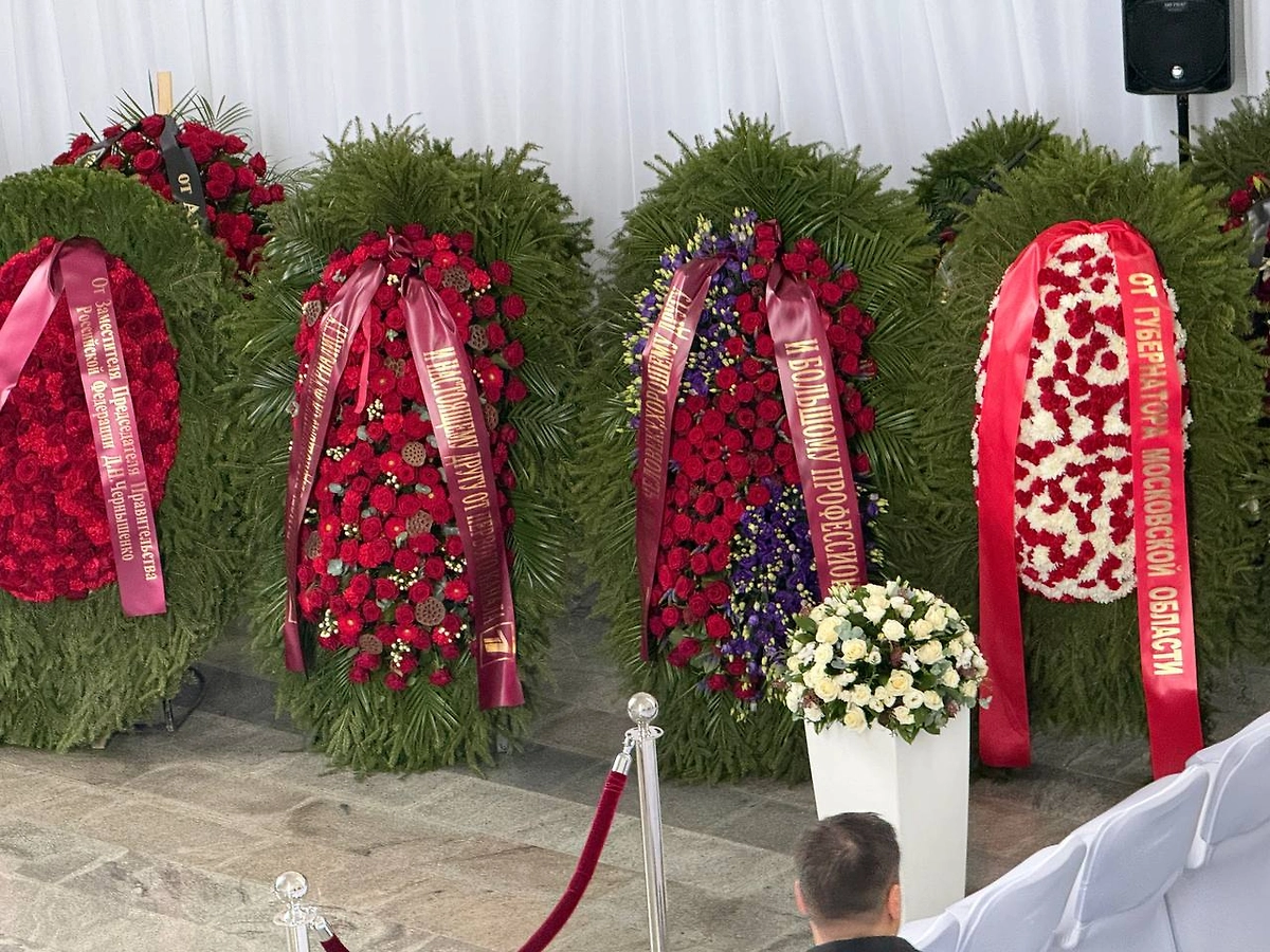 Десятки людей пришли проститься с телеведущим Алексеем Пимановым. Фото © Life.ru