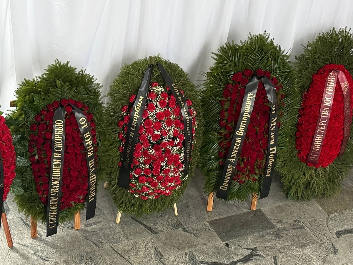 Десятки людей пришли проститься с телеведущим Алексеем Пимановым. Фото © Life.ru