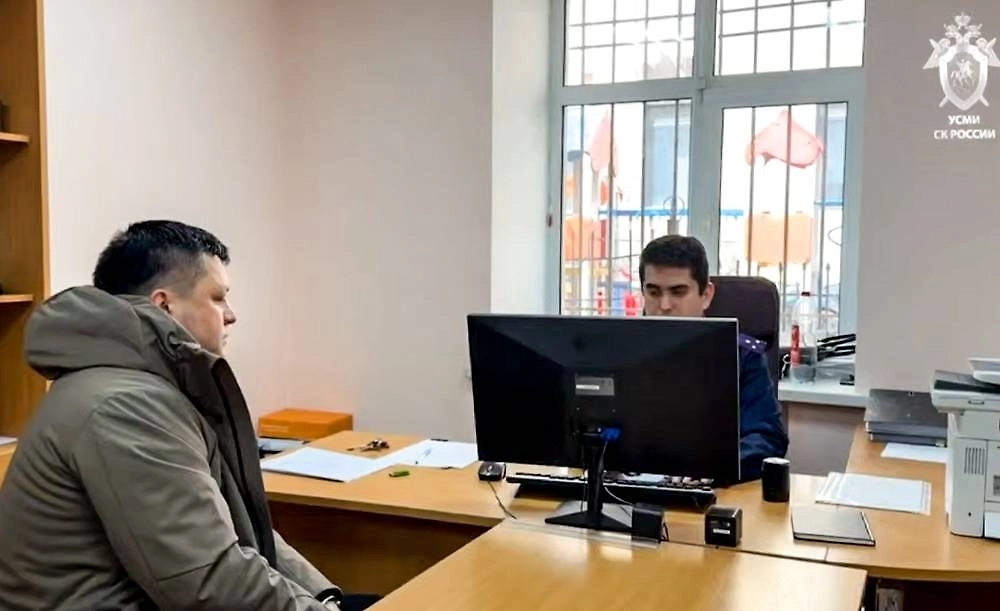 Глава администрации Уфы Ратмир Мавлиев во время задержания. Фото © ТАСС / Следственный комитет РФ