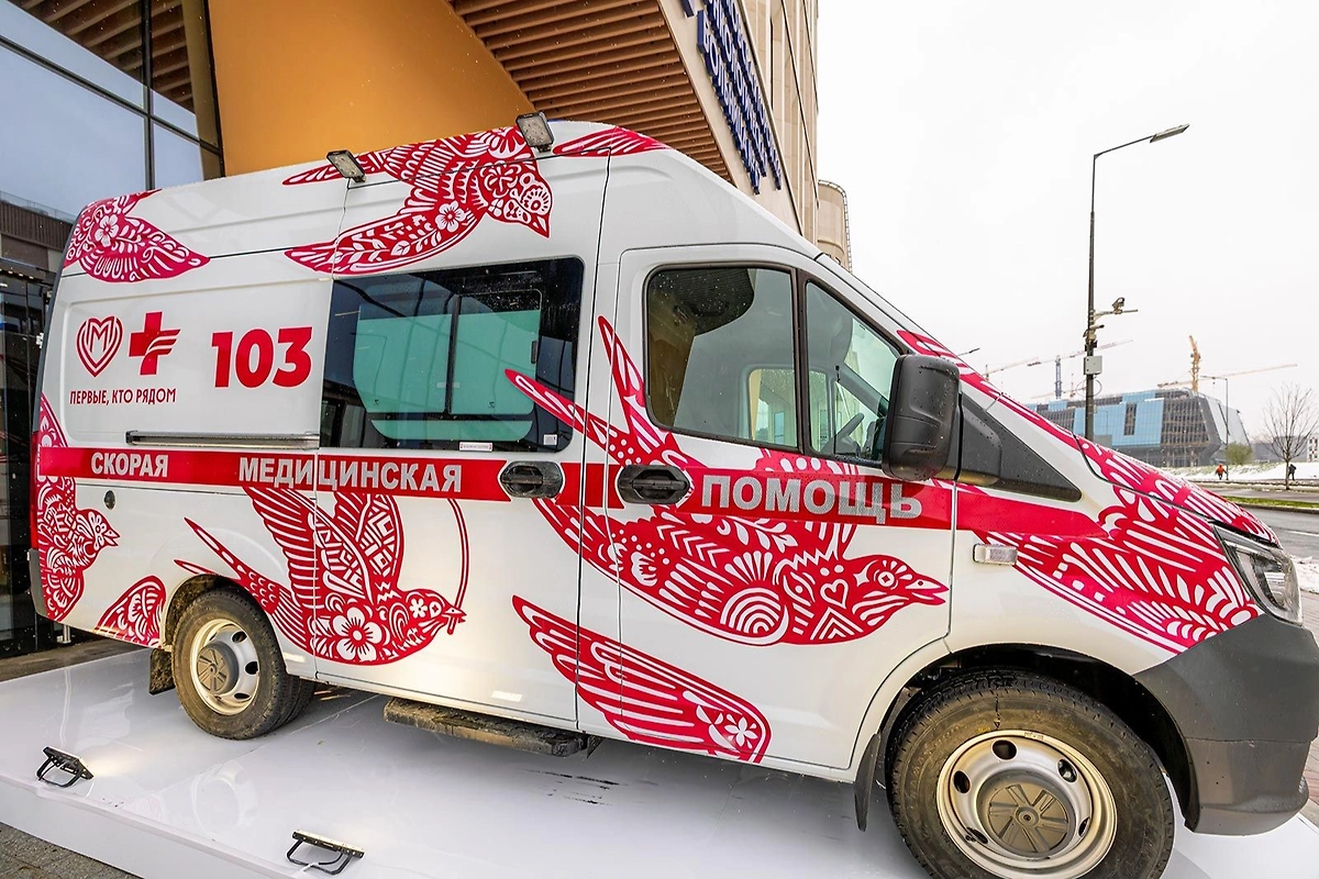 На выставке «ВМЕСТЕ» в Москве представили креативную машину скорой помощи. Фото © Департамент здравоохранения города Москвы