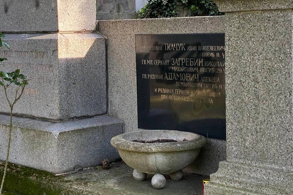 Осквернённое захоронение. Фото © Telegram / Посольство в Австрии