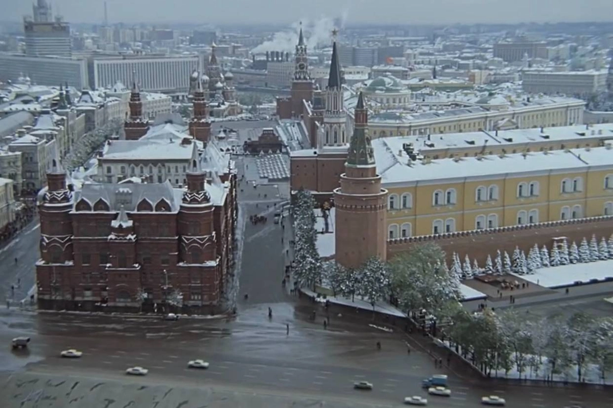 «Служебный роман» 1977 года: кадры, которые придумала сама природа. Фото © Кадр из фильма «Служебный роман», режиссёр Эльдар Рязанов, сценарист Эмиль Брагинский / Kinopoisk