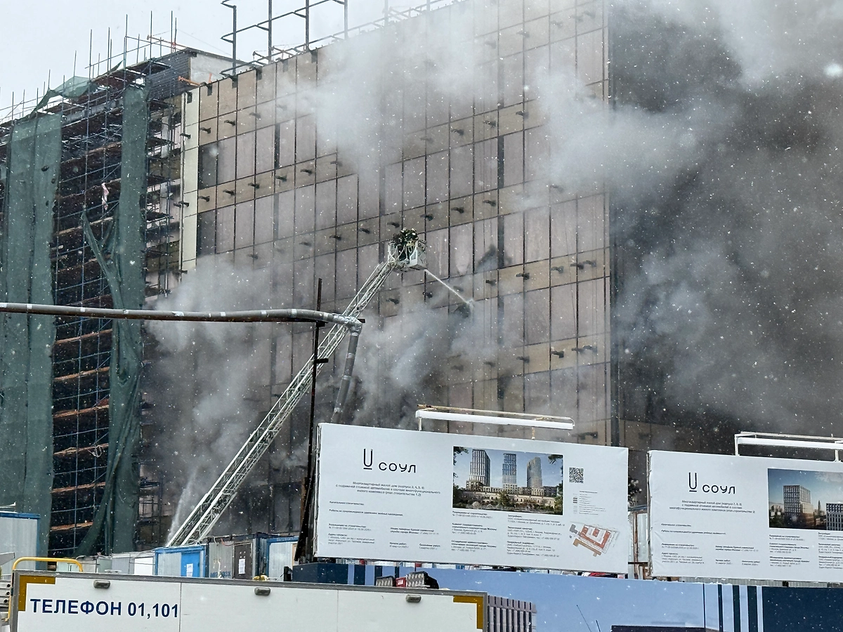 Пожар на на частной строительной площадке в районе Аэропорт. Фото © Life.ru