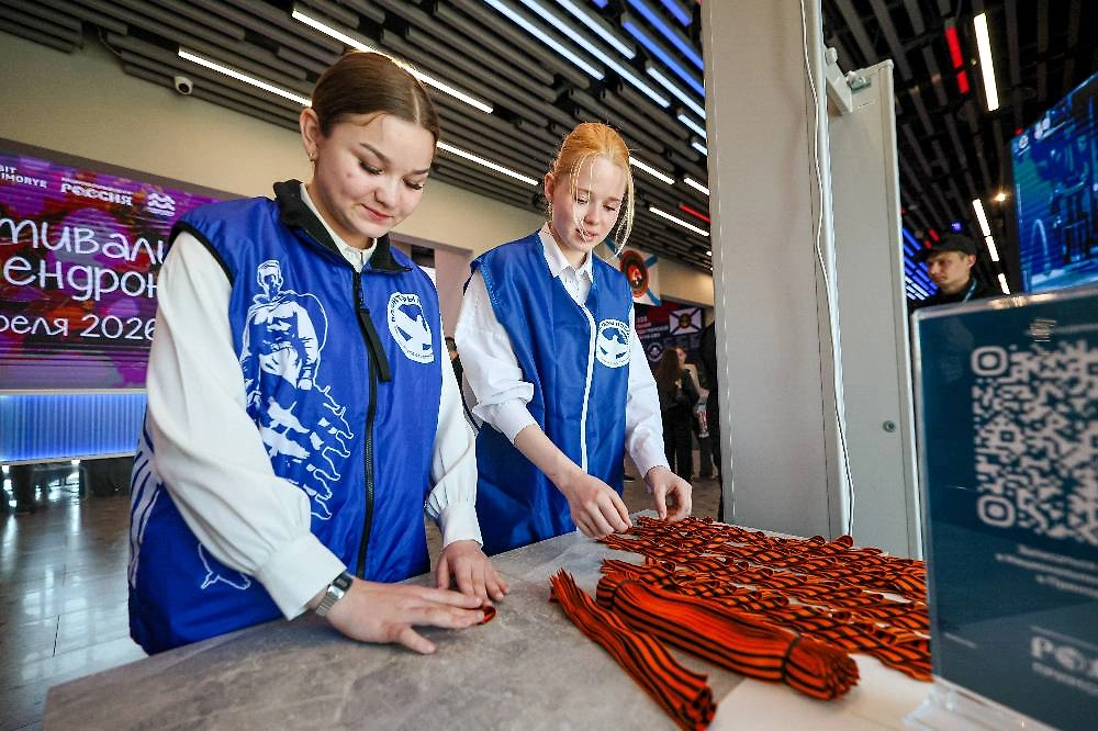 Волонтёры во время раздачи георгиевских лент. Фото © ТАСС / Юрий Смитюк