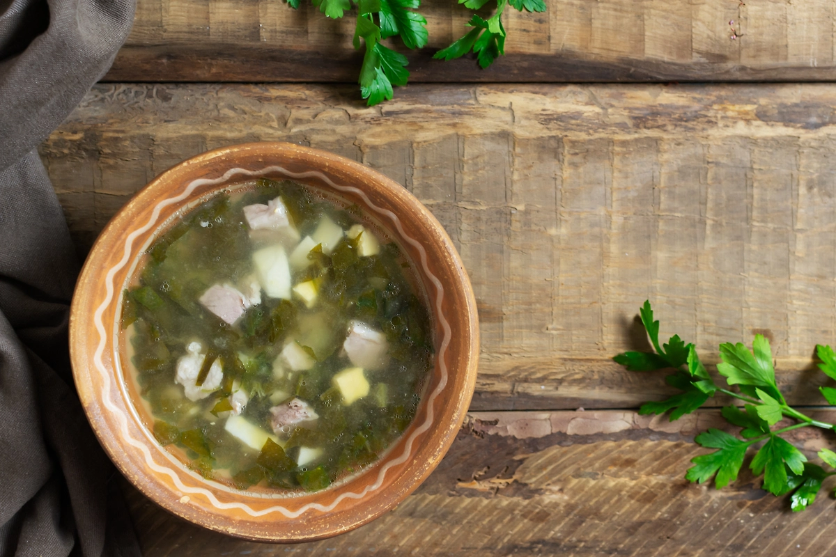 Щи из крапивы на мясном и постном бульоне. Фото © Shutterstock / FOTODOM / Alkarnasia