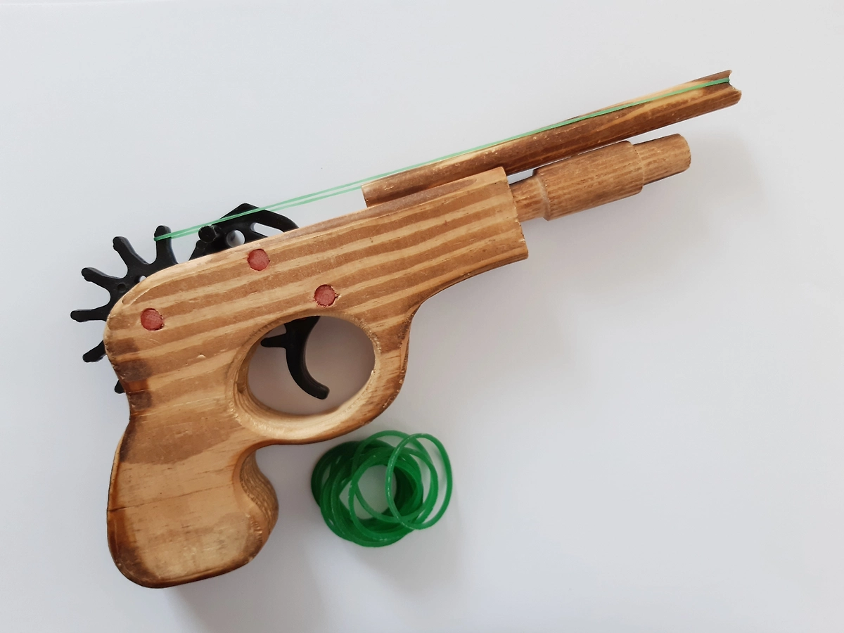 Советские дети играли с этим на свой страх и риск: сейчас такое строго запрещено. Фото © Shutterstock / FOTODOM / gypsy.aiko