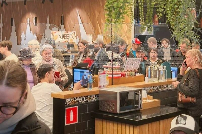 Из-за задержек рейсов в аэропорту Шереметьево негде сесть. Фото © Telegram / BAZA