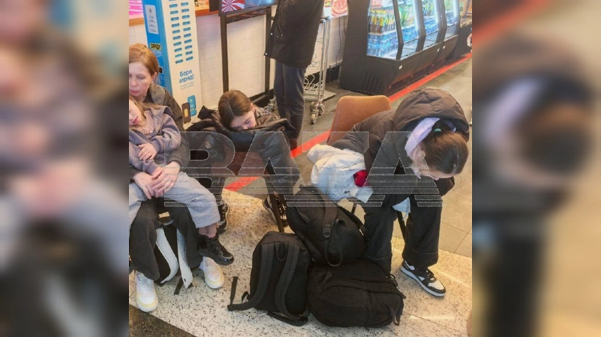 Пассажиры задерживающихся рейсов вынуждены спать на полу. Фото © Telegram / BAZA
