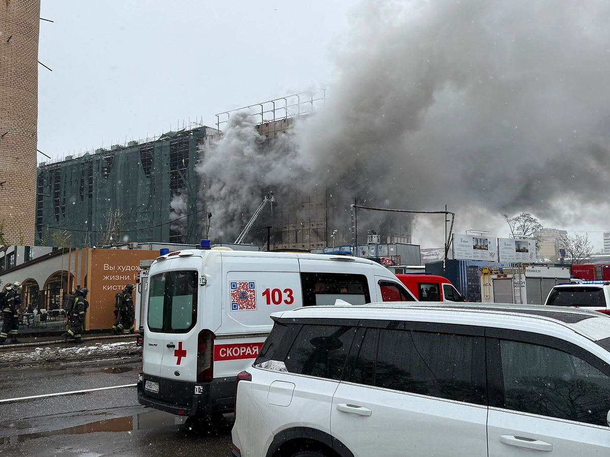 Пожар на на частной строительной площадке в районе Аэропорт. Фото © Life.ru